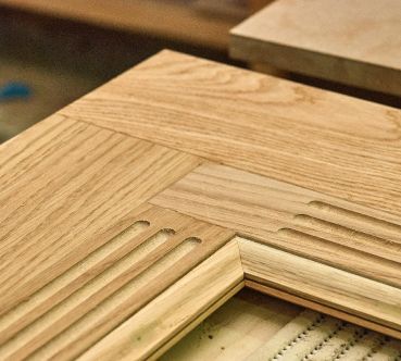 Nahaufnahme einer Holzplattenverbindung mit detaillierter Verarbeitung.