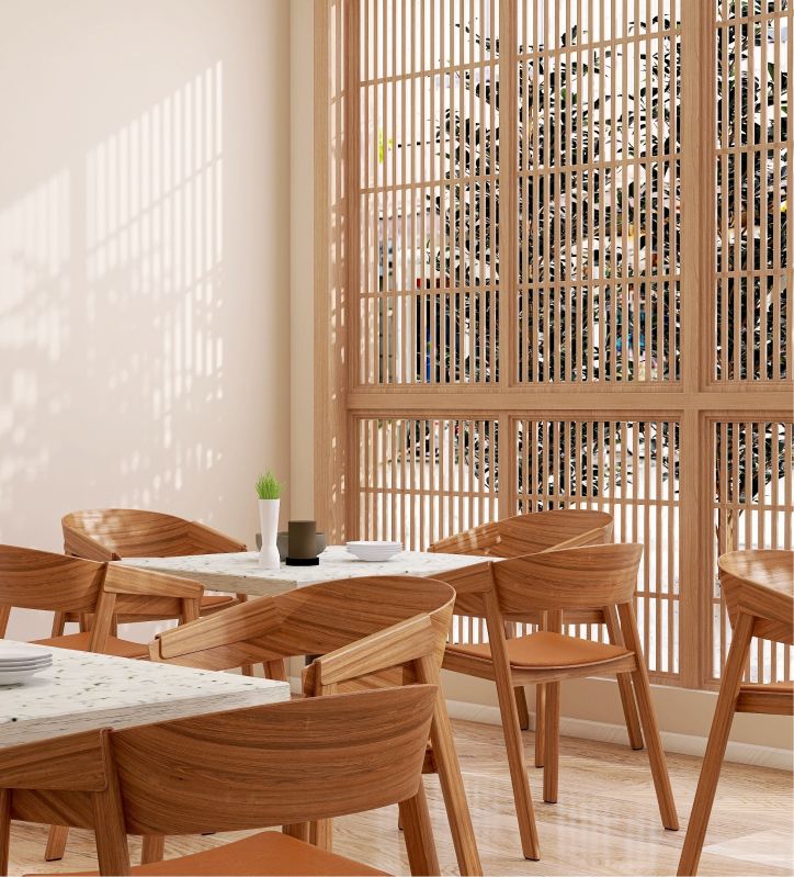 Skandinavisch eingerichtetes Café mit Holzmöbeln und natürlichem Licht, das durch Holzlamellen fällt.