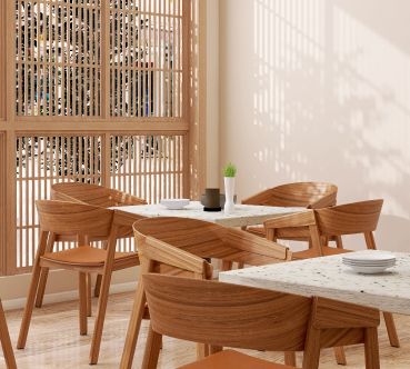 Skandinavisch eingerichtetes Café mit Holzmöbeln und natürlichem Licht, das durch Holzlamellen fällt.